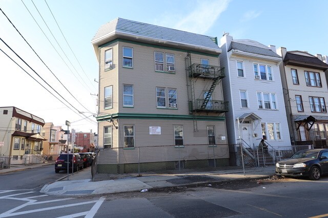 Primary Photo Of 412 Woodside Ave, Newark Apartments For Sale