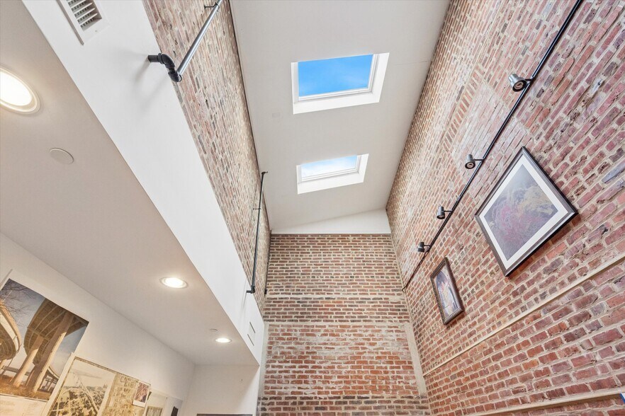 More Photos Of 422 Mill St, Bristol Office For Sale