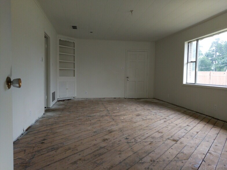 More Photos Of 1948 Tenaha St, Center Storefront Retail Residential For Lease