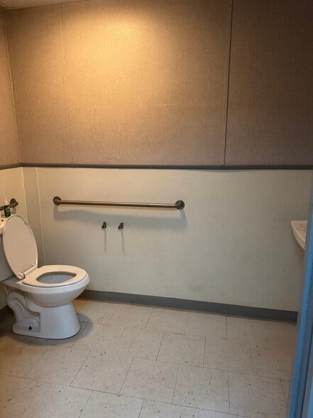 More Photos Of 10543 Hwy 87, Adkins Office For Lease