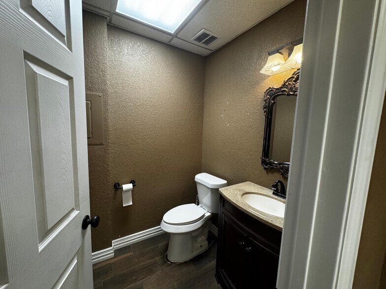 More Photos Of 3319 N Grimes St, Hobbs Office For Lease