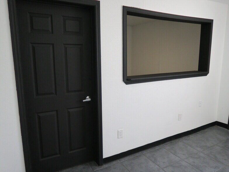 More Photos Of 5711 Star Ln, Houston Service For Lease