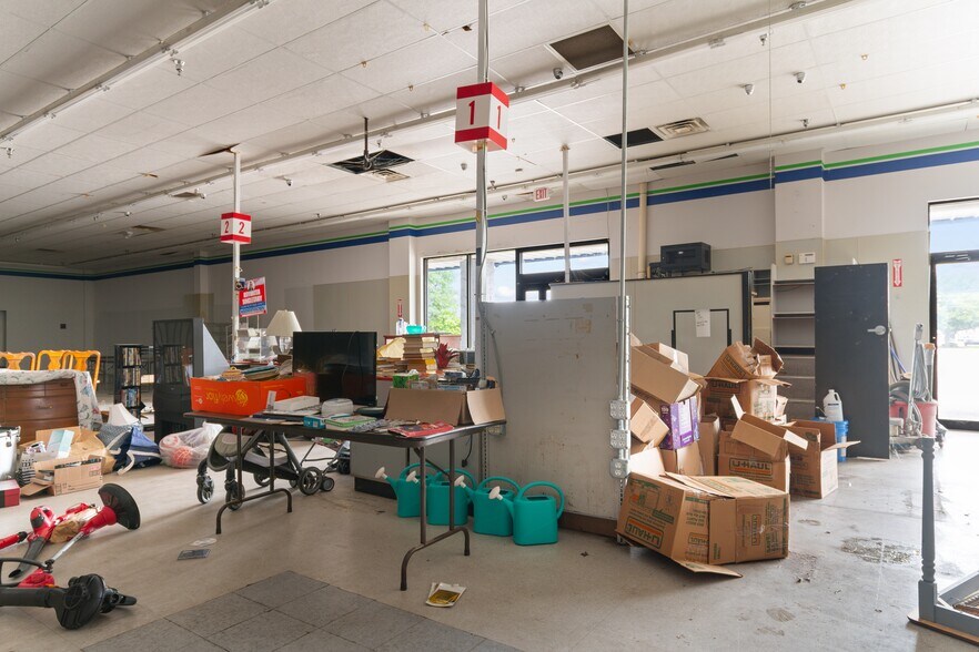 More Photos Of 480 Nelson Blvd, Kingstree Department Store For Sale
