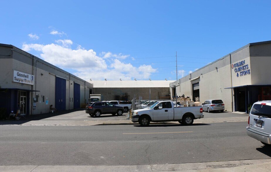 More Photos Of 1366 Kaumualii St, Honolulu Industrial For Lease