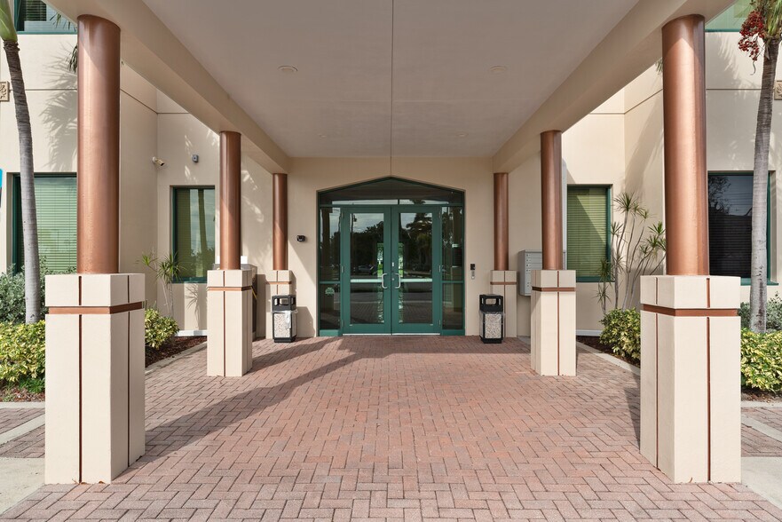 More Photos Of 1591 Hayley Ln, Fort Myers Office For Lease