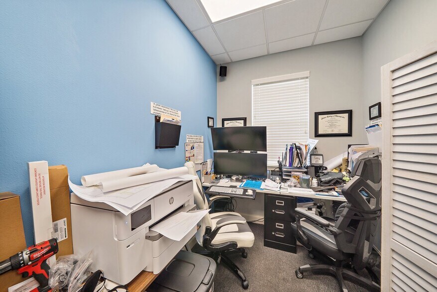 More Photos Of 5652-5654 Marquesas Cir, Sarasota Office For Lease