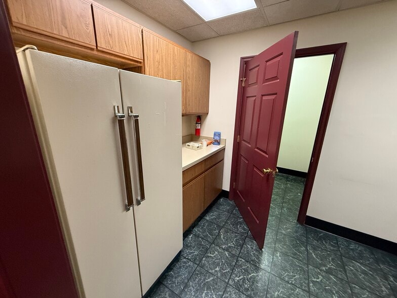 More Photos Of 403 Chatham Sq, Fredericksburg Office For Sale