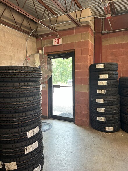 More Photos Of 20 Priscilla Ln, Auburn Service For Lease