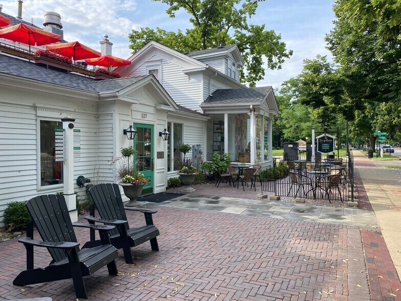 More Photos Of 227 S 3rd St, Geneva Freestanding For Lease