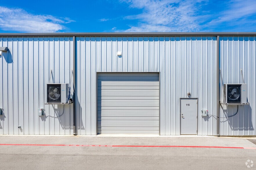 More Photos Of 15814 University Oak, San Antonio Showroom For Lease