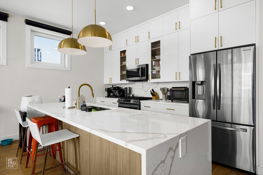 More Photos Of 1653 W Division St, Chicago Storefront Retail Residential For Sale