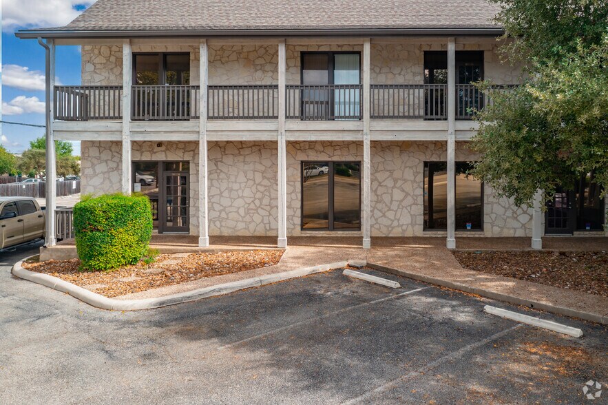 More Photos Of 4754 Shavano Oak, San Antonio Light Distribution For Lease