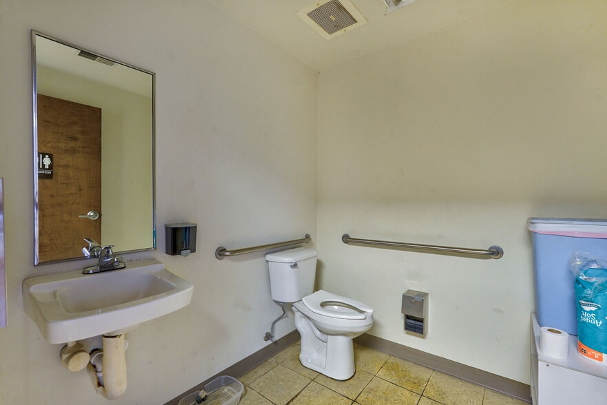 More Photos Of 2140 W Sunset St, Springfield Industrial For Sale
