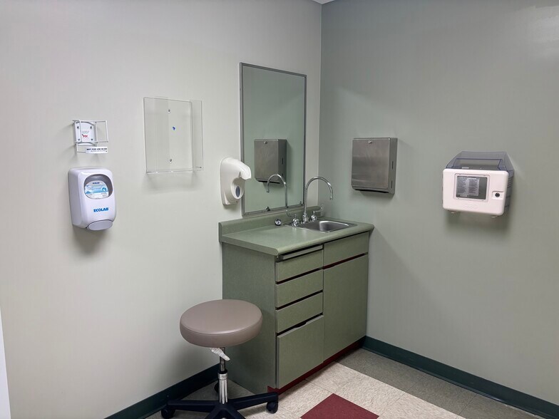 More Photos Of 2818 Linkhorne Dr, Lynchburg Medical For Lease