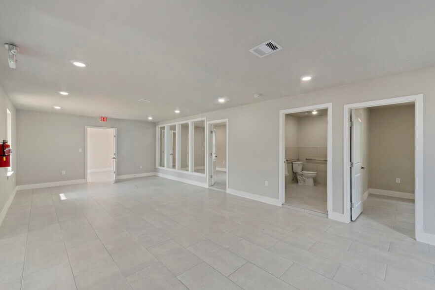 More Photos Of 15605 Woodforest Blvd, Channelview Office For Lease