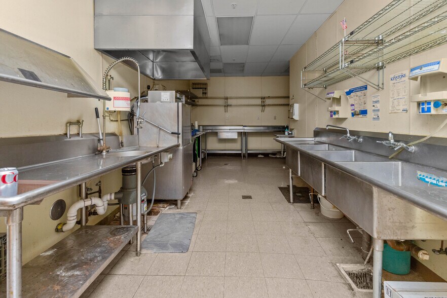 More Photos Of 266 Antoine St, Wyandotte Religious Facility For Lease