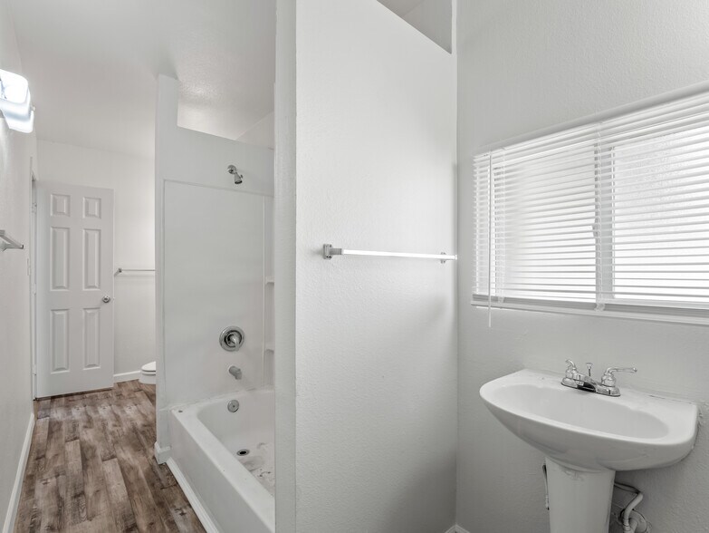 More Photos Of 532-620 N Fulton St, Fresno Apartments For Sale
