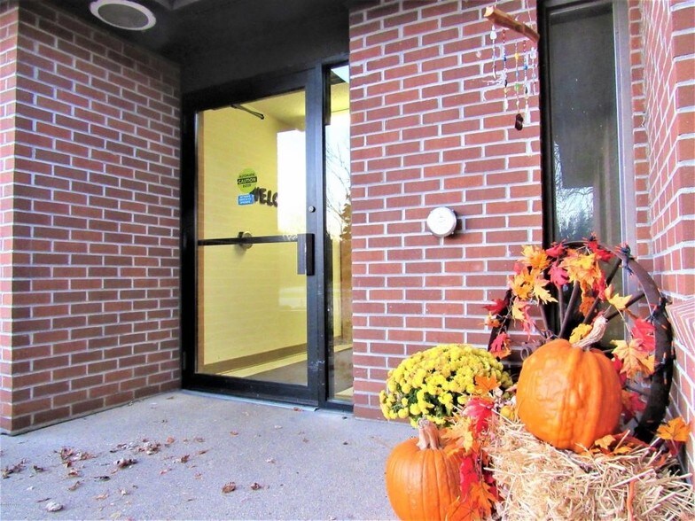 More Photos Of 524 Willow Dr, Alexandria Office For Lease