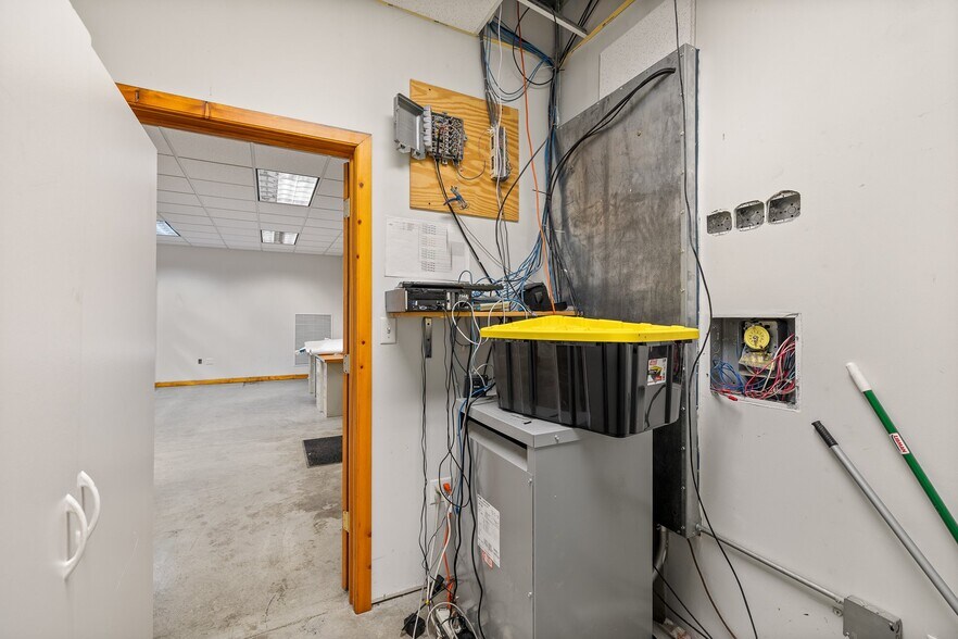 More Photos Of 9505 Emahiser rd, Caledonia Distribution For Sale