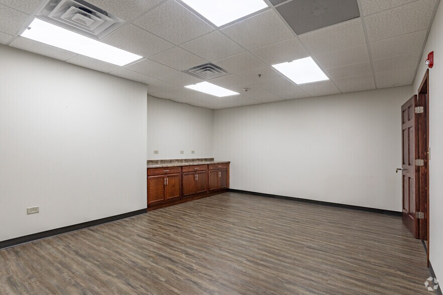 More Photos Of 16151 Weber Rd, Joliet Medical For Lease