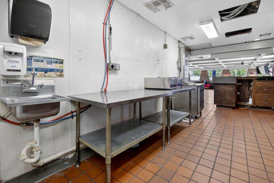 More Photos Of 1514 W Lindsey St, Norman Restaurant For Lease