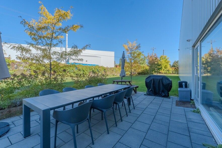 More Photos Of 525 Rue Sagard, St-Bruno-de-Montarville Warehouse For Sale