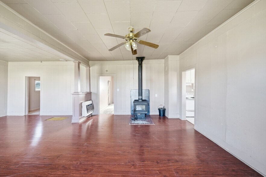 More Photos Of 210 Miles Ave, Clyde Park Specialty For Sale