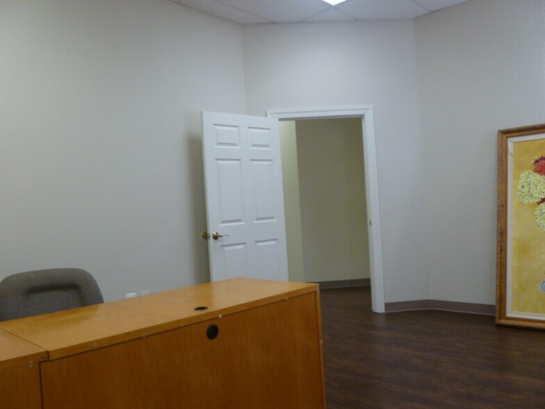More Photos Of 4000-4008 Genesee Pl, Woodbridge Medical For Lease