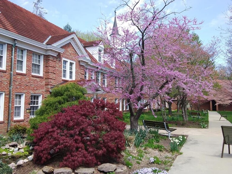 More Photos Of 700 N 66th St, Belleville Religious Facility For Sale