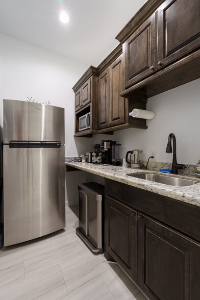 More Photos Of 12250 Queenston Blvd, Houston Office For Sale