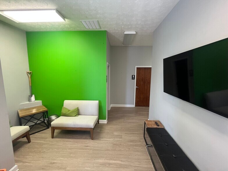 More Photos Of 830 Eastern Blvd, Clarksville Freestanding For Lease