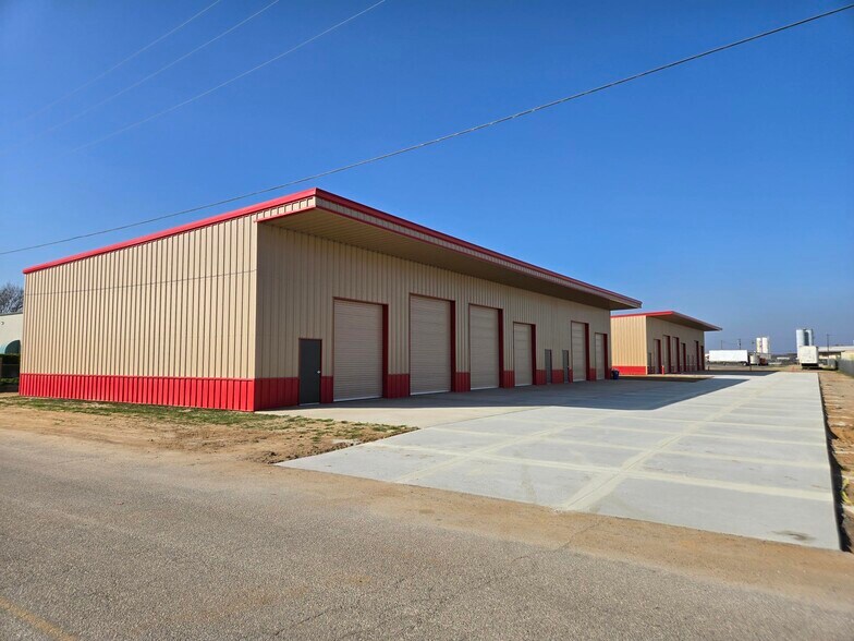 More Photos Of 5240 Doolittle Ave, Shafter Manufacturing For Lease