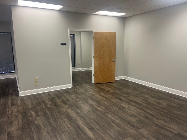 More Photos Of 300 Corporate Center Ct, Stockbridge Medical For Lease