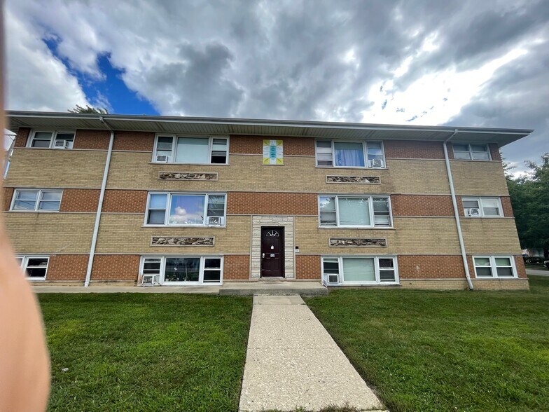 More Photos Of 68 Elizabeth Dr, Addison Apartments For Sale