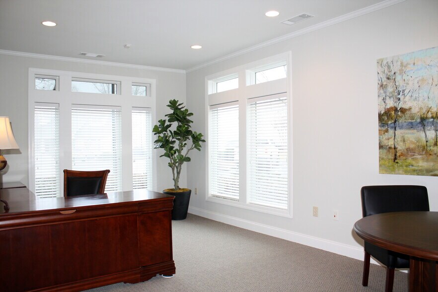 More Photos Of 599 W Crossville Rd, Roswell Office For Lease