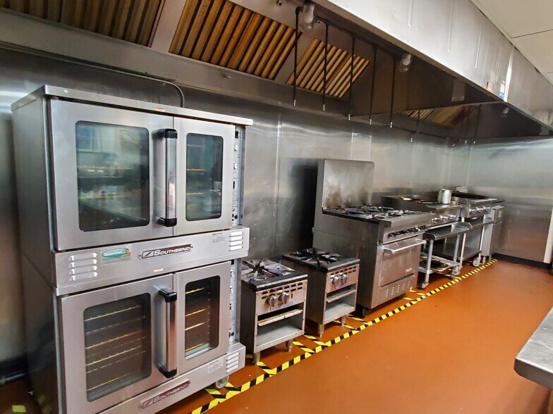 More Photos Of 1300 Irving Park Rd, Streamwood General Retail For Sale