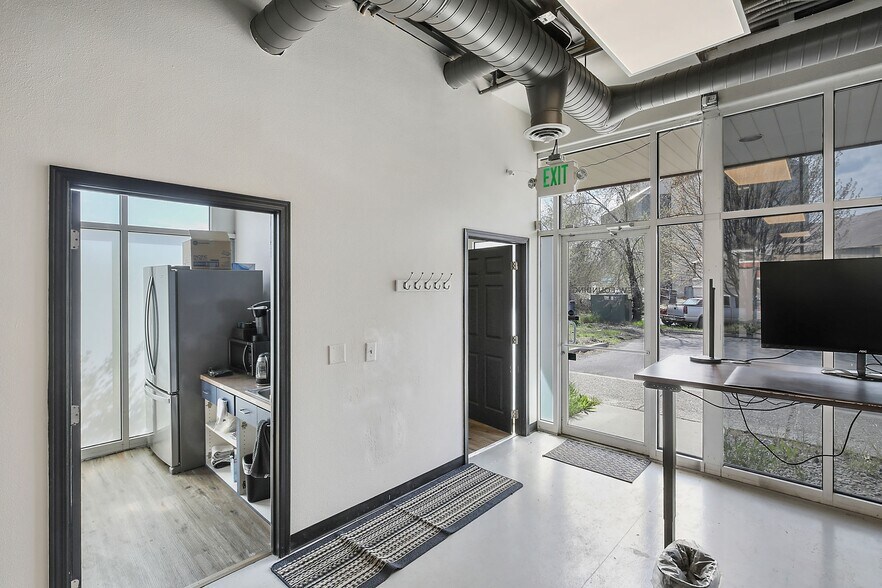 More Photos Of 317 W 6th St, Moscow Storefront Retail Office For Lease