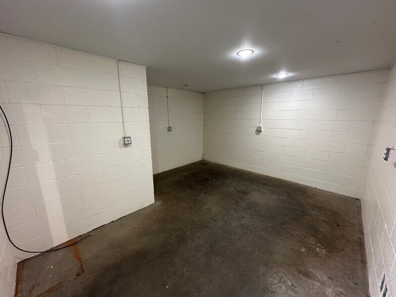 More Photos Of 536 N Beech St, Lansing Self Storage For Sale