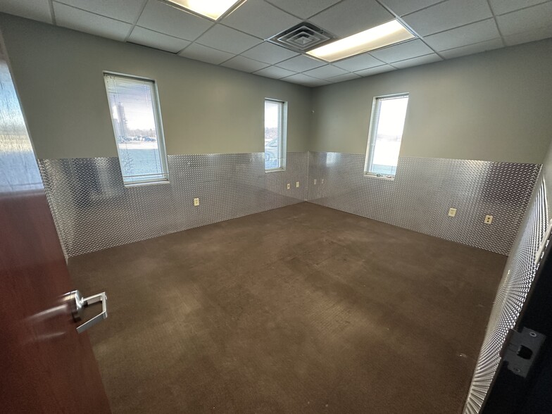 More Photos Of 1701 W County Line Rd, Springfield Manufacturing For Sale