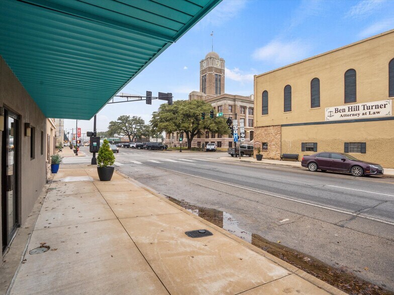 More Photos Of 104 S Main St, Cleburne Office For Sale