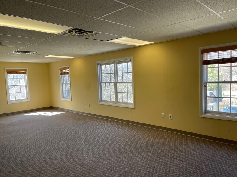 More Photos Of 828 Federal Rd, Brookfield Office For Lease