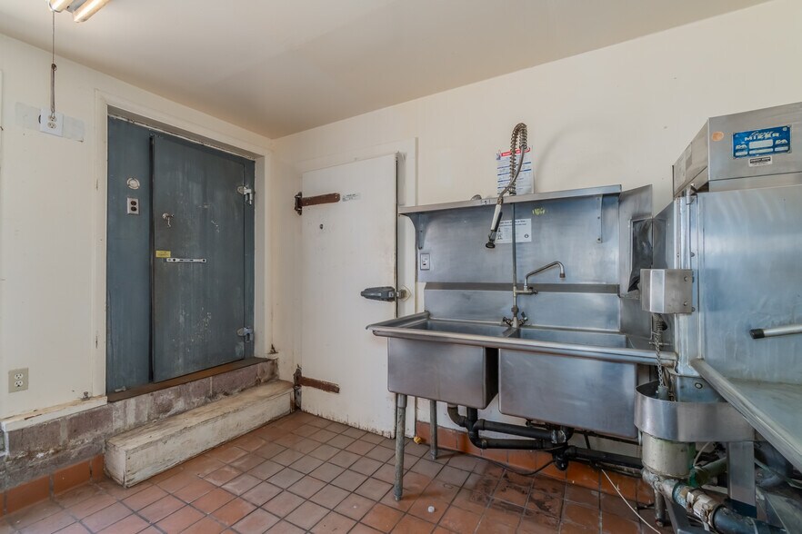 More Photos Of 2509 Lakeshore Blvd, Lakeport Restaurant For Sale