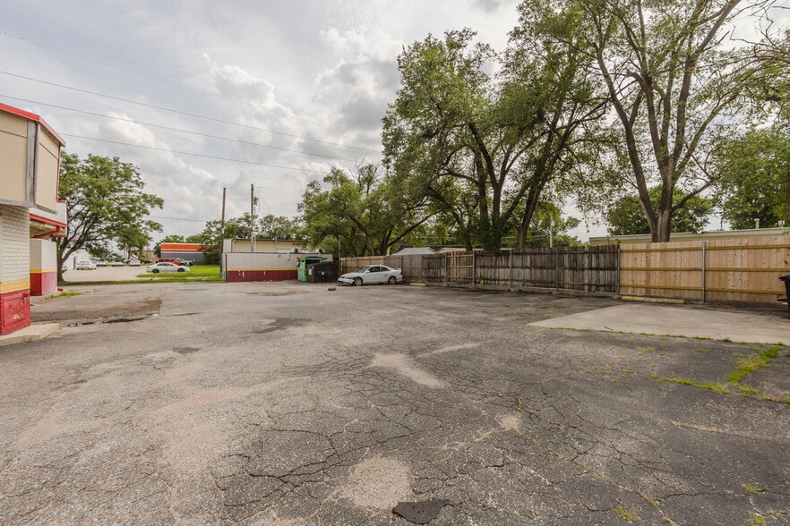 More Photos Of 503 N West St, Wichita Fast Food For Sale