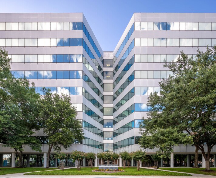 More Photos Of 4828-4888 Loop Central Dr, Houston Unknown For Lease