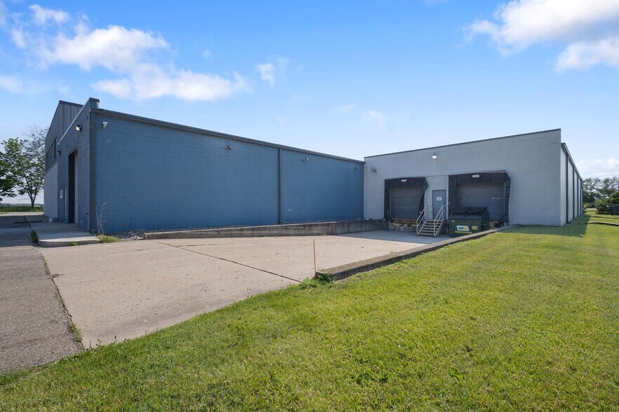 More Photos Of 7878 Gull Rd, Richland Warehouse For Lease