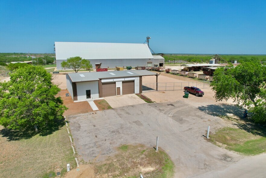 More Photos Of 1501 Lillian Ave, Jourdanton Flex For Lease