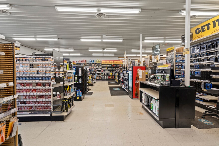 More Photos Of 821 Lime Kiln Rd, Green Bay Freestanding For Sale