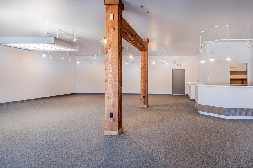 More Photos Of 35082 Kenai Spur Hwy, Soldotna Office For Sale