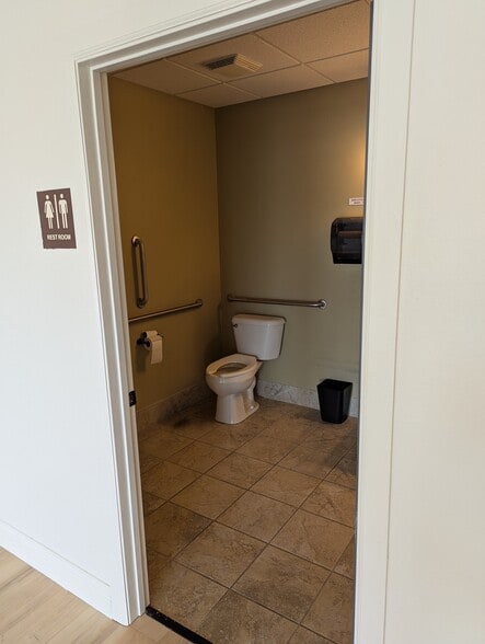 More Photos Of 1255-1263 S Monroe Ave, Green Bay Unknown For Lease