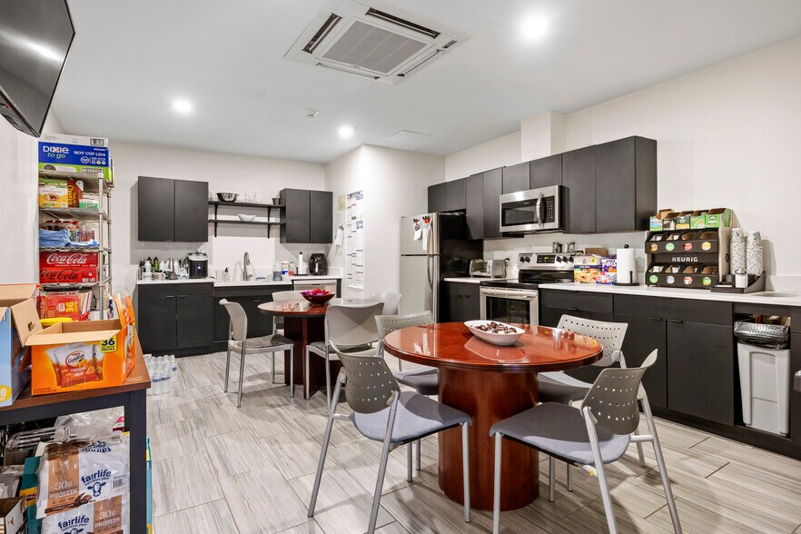 More Photos Of 76 N Pearl St, Albany Apartments For Lease